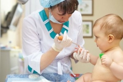 ребенок сдает анализ