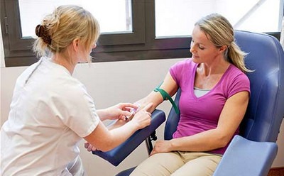 сдача анализа крови женщина